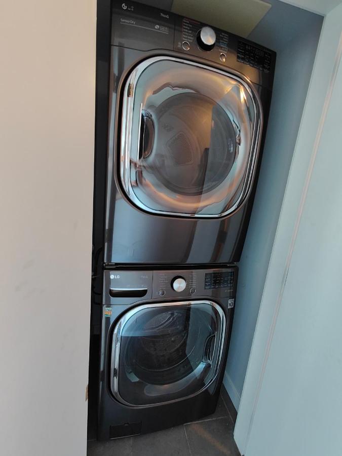 Gardenview Modern Condo With Parking, Gym, Pool, Ac Vancouver Exteriör bild