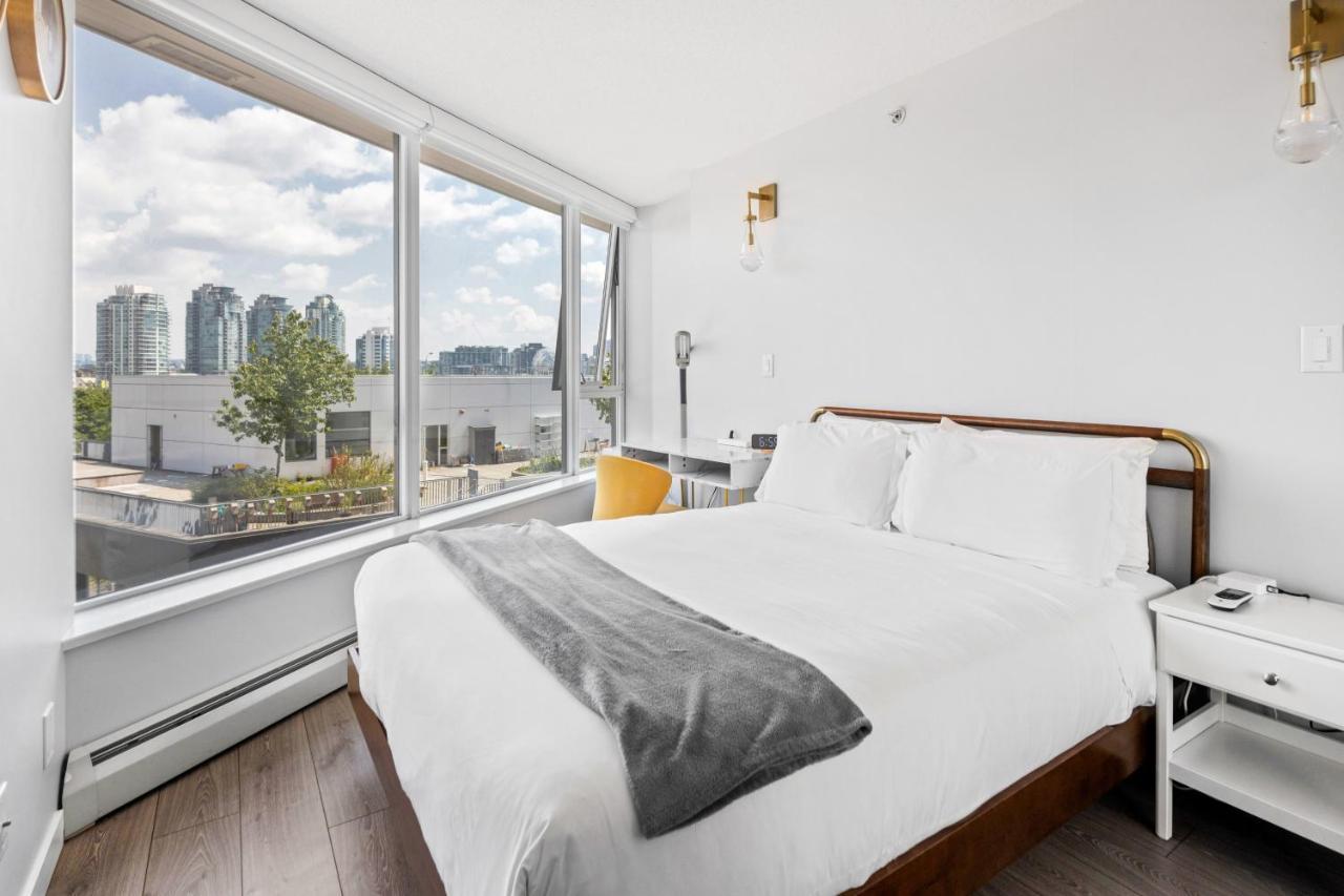 Gardenview Modern Condo With Parking, Gym, Pool, Ac Vancouver Exteriör bild