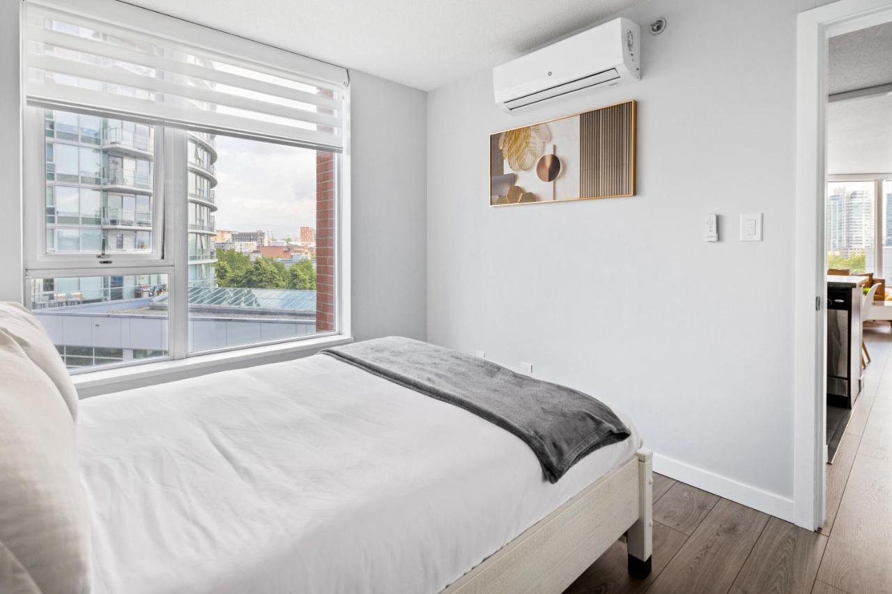 Gardenview Modern Condo With Parking, Gym, Pool, Ac Vancouver Exteriör bild