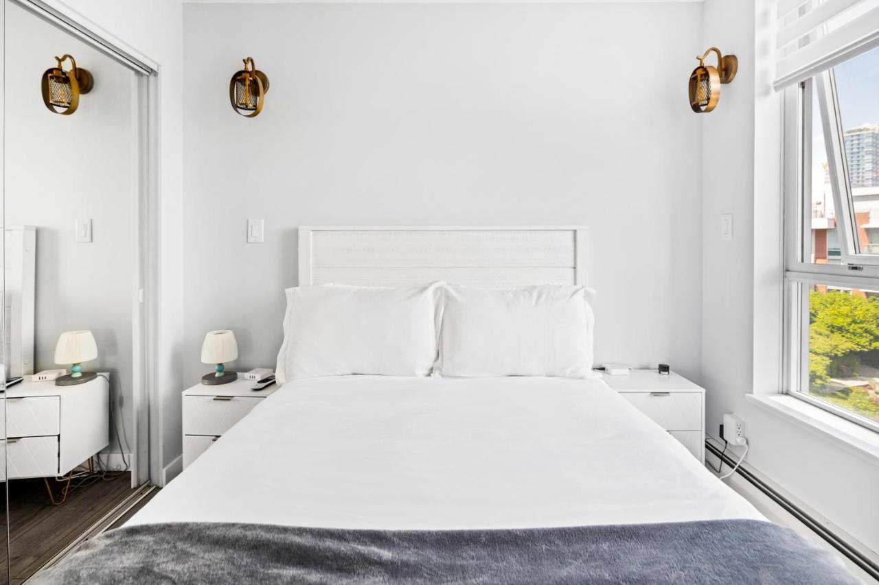 Gardenview Modern Condo With Parking, Gym, Pool, Ac Vancouver Exteriör bild