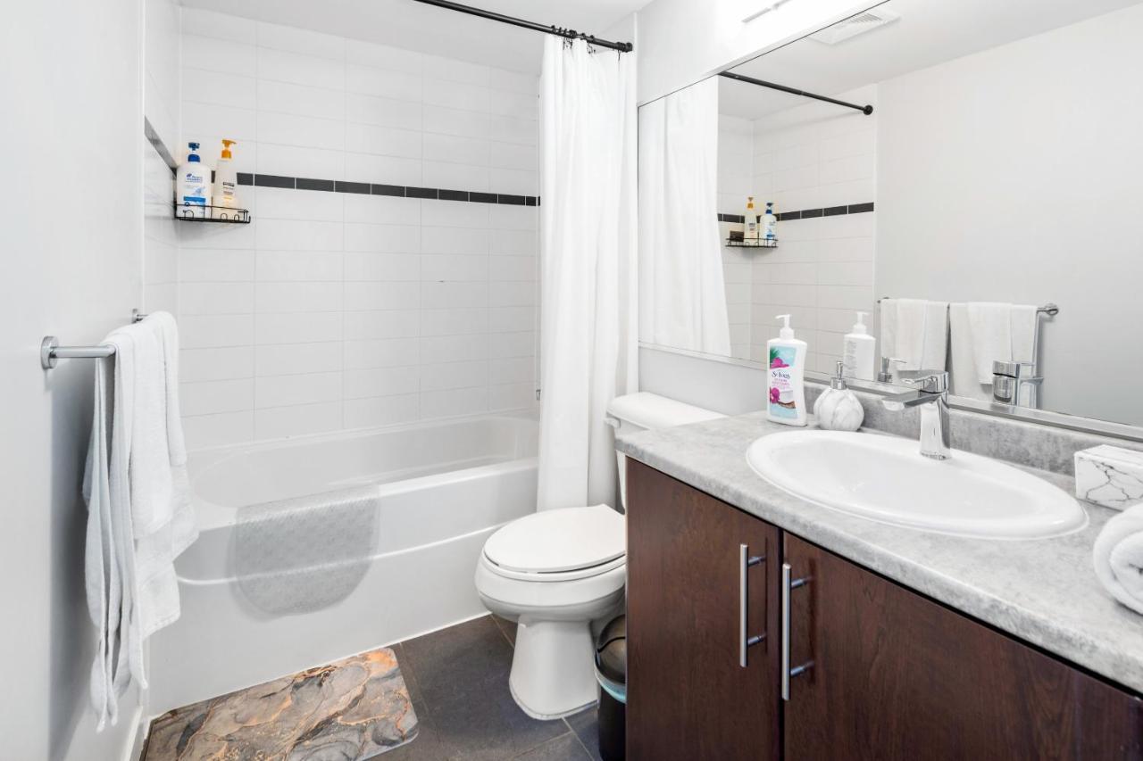Gardenview Modern Condo With Parking, Gym, Pool, Ac Vancouver Exteriör bild